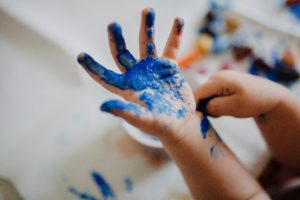 kids finger painting